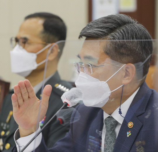 9일 국회에서 열린 국방위 전체회의에 출석한 서욱 국방부 장관이 의원들의 질의에 답변하고 있다. 연합뉴스.